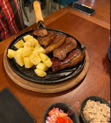 O chefe também recomenda a picanha na chapa com mandioca, farofa e vinagrete. - Foto: Paulo Machado
