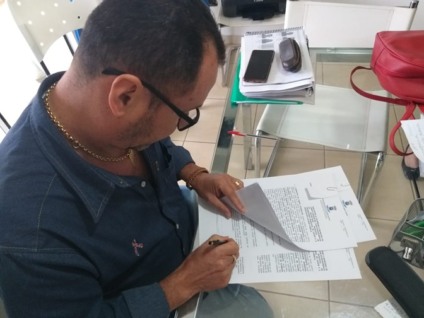 Presidente da Associação Juliano Varela, Wilson Almeida, assinando termo de convênio com SUS - Foto: Divulgação/Juliano Varela