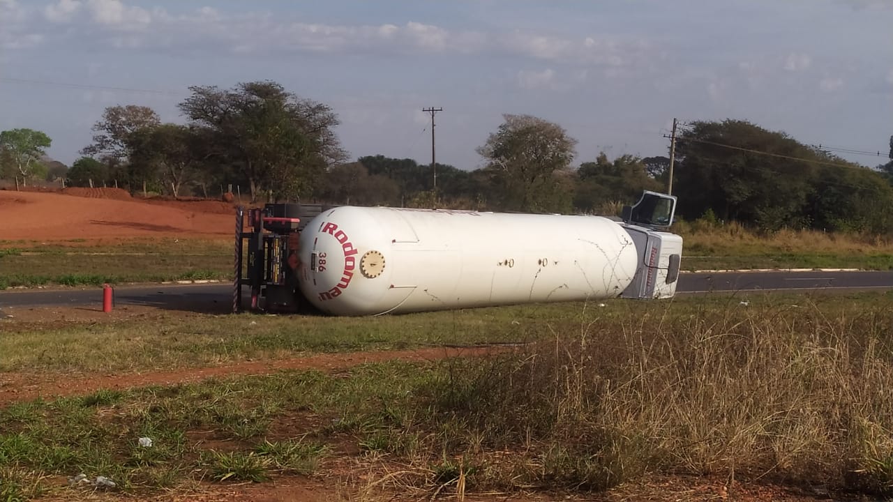 Segundo o Corpo de Bombeiros, o condutor da carreta não sofreu lesões - DIVULGAÇÃO