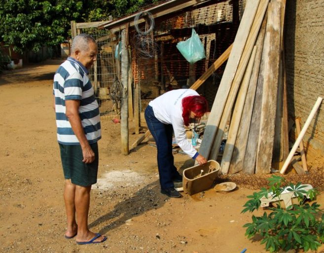 A campanha acontece por etapas em microáreas, e inicialmente, os agentes de controle de endemias estão indo às residências dos bairros informar os moradores sobre o mutirão - Divulgação/Assessoria