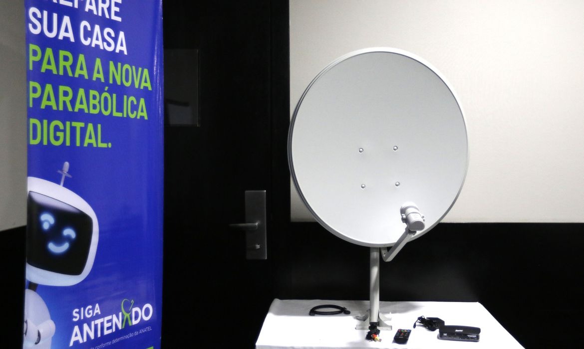 As famílias que fazem parte de algum programa social do Governo Federal (CadÚnico) e que possuem antena parabólica para assistirem a programação da TV aberta precisarão fazer  o cadastro para receberem os kits gratuitos - AGÊNCIA BRASIL