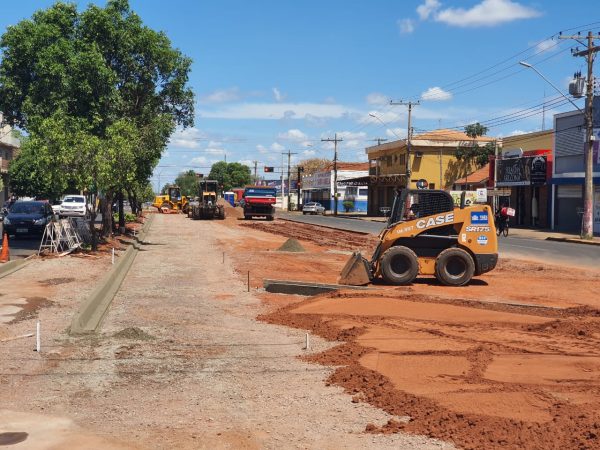 A administração municipal pede a atenção dos motoristas, pilotos, ciclistas e pedestres ao transitarem pela região, pois há homens e máquinas na pista - Divulgação