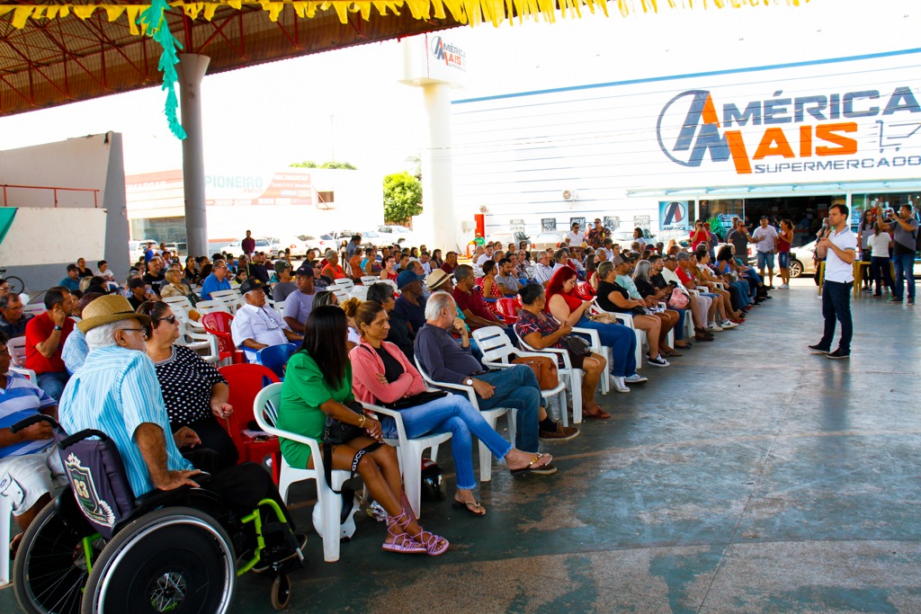  O evento contou com a presença da Diretora da AGEHAB, Maria do Carmo Avesani Lopes, que juntamente com o prefeito, o diretor de Departamento de Habitação, Alexsandro Mello e vereadores - DIVULGAÇÃO