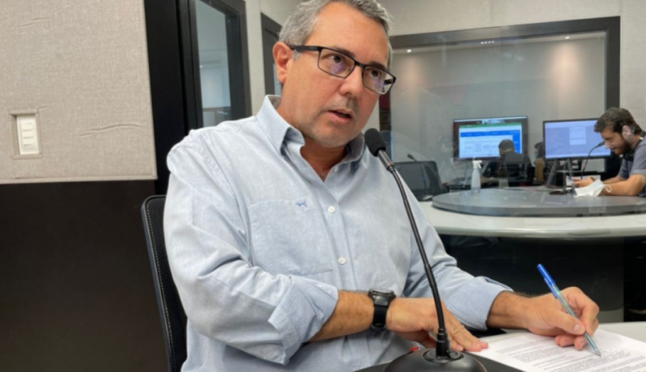 Colunista nos estúdios da Rádio CBN Campo Grande - Foto: Arquivo CBN CG
