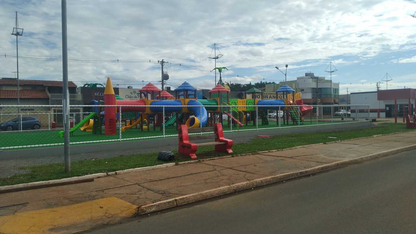 Considerado o maior play ground do Município, o parquinho instalado homenageará a memória da criança Giovana Malaguth Nascimento Borges, vítima de acidente automobilístico. - Talita Matsushita