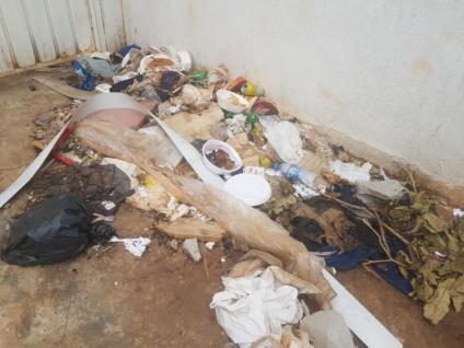 Acumulo de lixo na calçada já incomodava comerciantes da região há muito tempo - Foto: Gerson Wassouf/CBN CG Acumulo de lixo na calçada já incomodava comerciantes da região há muito tempo - Foto: Gerson Wassouf/CBN CG