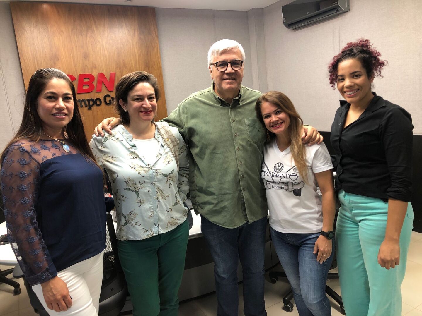 Da esquerda para direita: Scheila Canto, Maria Fernanda Arnaldi, Felipe Dias, Kassandra Creto e Thais Cintra, nos estúdios da CBN Campo Grande - Foto: Gerson Wassouf/CBN CG