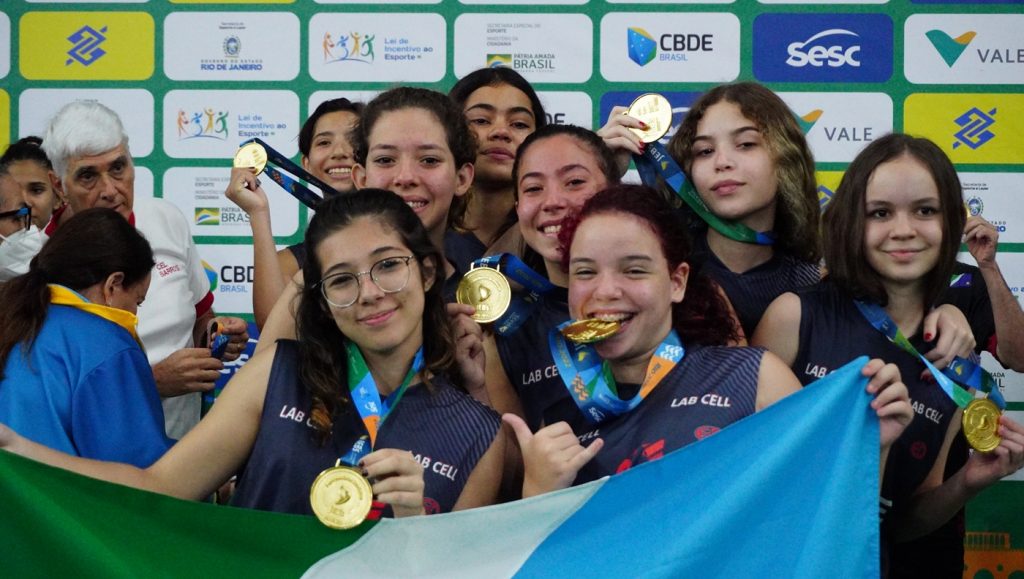 A equipe paranaibense do Educandário Santa Clara/Preve Objetivo venceu a Escola Monteiro Lobato, de Alagoas, por 41 a 27, para levantar a taça de campeã. - DIVULGAÇÃO