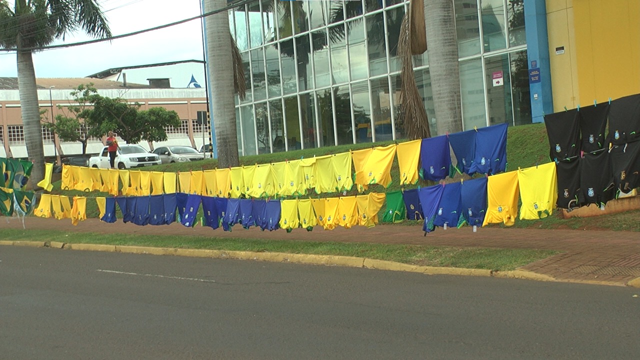 Às vésperas do primeiro jogo da seleção procura pela camisa do Brasil deve aumentar na capital - Foto: Jusciney Vilela