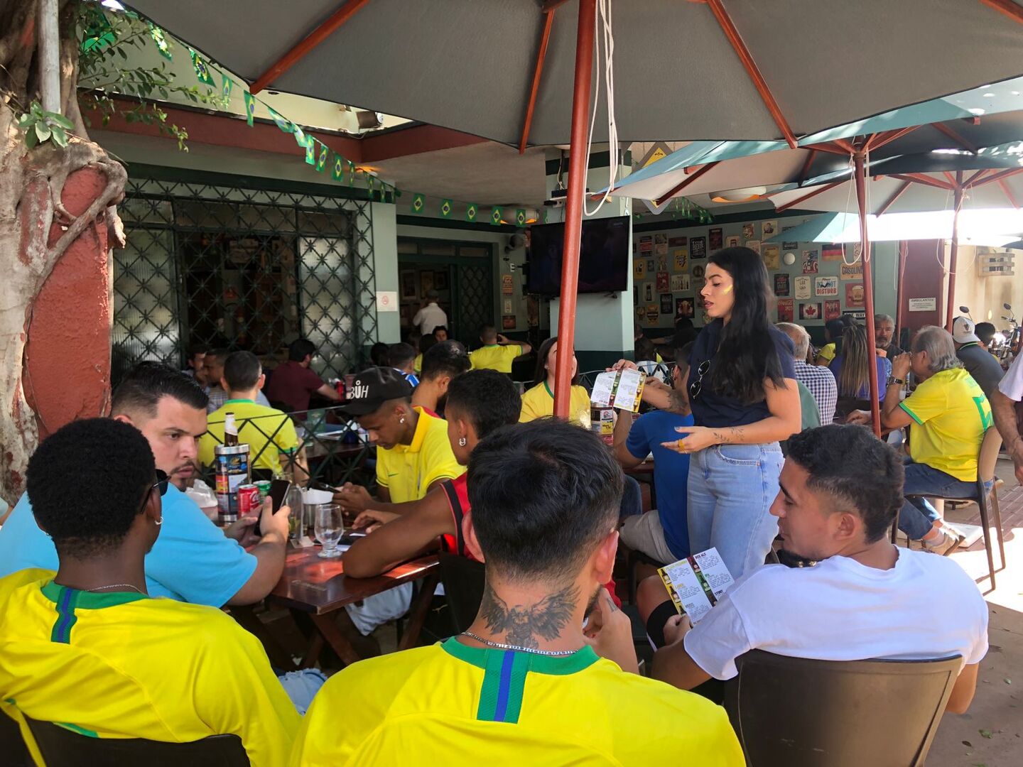 Campo-grandenses curtem jogo da Seleção em bares e restaurantes - Foto: Bruno Nascimento