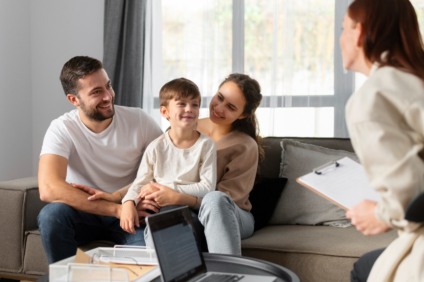 Diagnóstico Precoce do Autismo e Outros Transtornos Comportamentais - Imagem de <a href="https://br.freepik.com/fotos-gratis/feche-a-familia-discutindo-com-o-terapeuta_21531768.htm#query=psicologo criança&position=21&from_view=search&track=sph">Freepik</a> Diagnóstico Precoce do Autismo e Outros Transtornos Comportamentais - Imagem de <a href="https://br.freepik.com/fotos-gratis/feche-a-familia-discutindo-com-o-terapeuta_21531768.htm#query=psicologo criança&position=21&from_view=search&track=sph">Freepik</a>