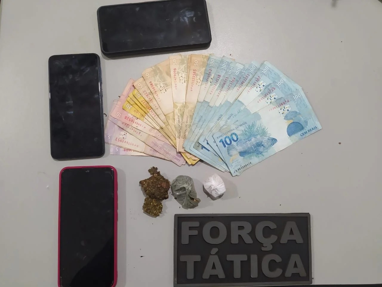 Foi encontrada uma porção de maconha em cima de uma mesa e outras duas porções da mesma droga foram localizas escondidas -