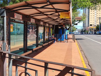 Diarista Eva Lúcia dos Santos, sozinha no ponto de ônibus - Foto: Gerson Wassouf/CBN CG