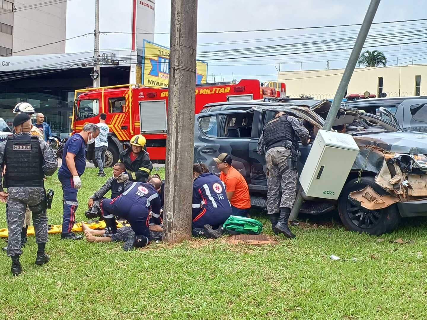 Socorristas do Samu em atendimento aos policiais, após capotamento - LSSCom/CBN CG