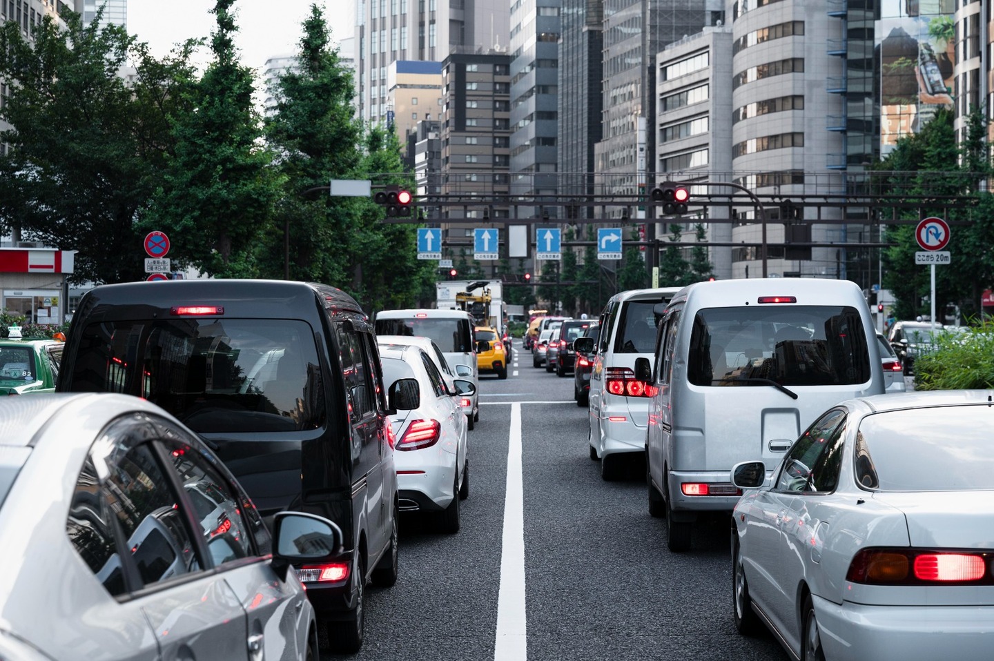 Essencial liberar as vias quando carros de emergência estão com sirenes ligadas - Crédito: Freepik