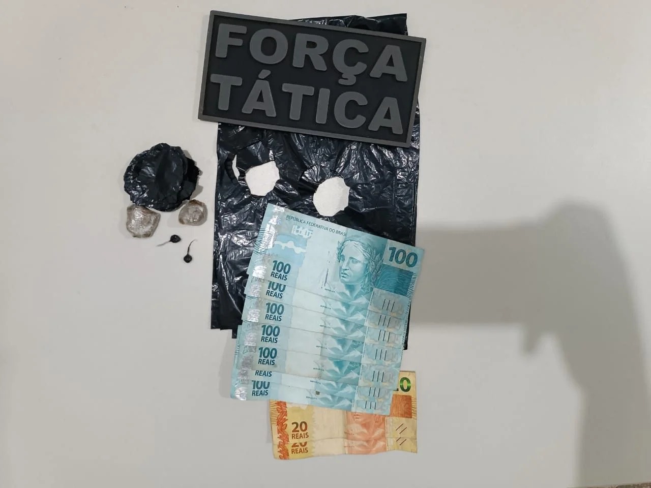 Dentro da geladeira foram localizadas duas trouxinhas com maconha, e em meio a roupas dobradas foi localizada a quantia de R$740 - PM/MS