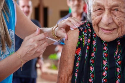 - Maracaju recebeu 342 doses da vacina bivalente. A Secretaria Municipal de Saúde informa que a Campanha de Vacinação da "Pfizer Bivalente" contra a covid-19 já lançada no Mato Grosso do Sul vai seguir o esquema vacinal atendendo, primeiramente, idosos.  N