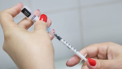 Trabalhadores da saúde de qualquer idade, imunocomprometidos, indígenas aldeados e quilombolas de 12 anos ou mais também já podem tomar a vacina bivalete - Foto:Divulgação/Sesau