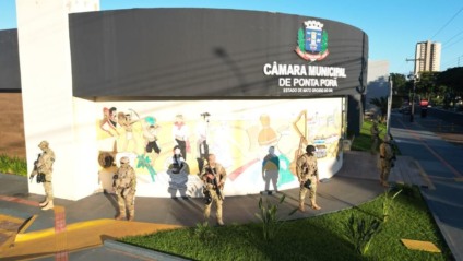 Foram cumpridos o total de seis mandados de busca e apreensão nas residências dos alvos e na Câmara Municipal de Ponta Porã - Foto:Divulgação/PF