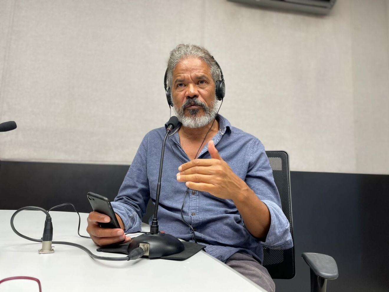 Adilson Trindade comenta e explica decisões dos comandos - Foto: Duda Schindler/CBN-CG