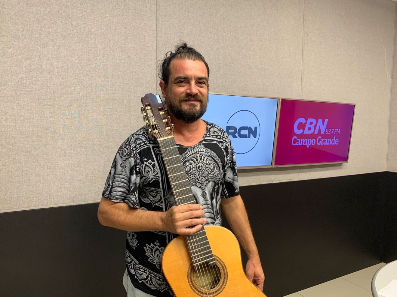 Paulistano, o maestro adotou Campo Grande como morada e está trabalhando para manter vivo o trabalho e memória da artista campo-grandense - Foto: Duda Schindler/CBN-CG