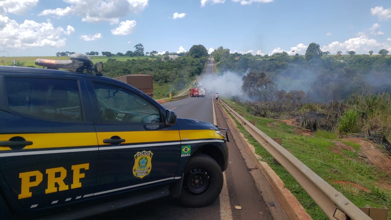Via está interditada, sem previsão de retorno - Foto: Divulgação/PRF