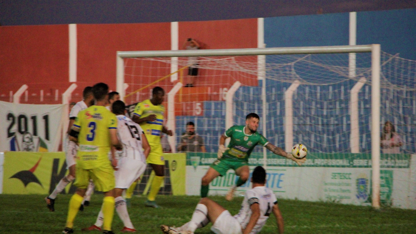 Goleiro Samuel fez grande defesa nos acréscimos para garantir a vitória do Galo - Foto: Anderson Ramos