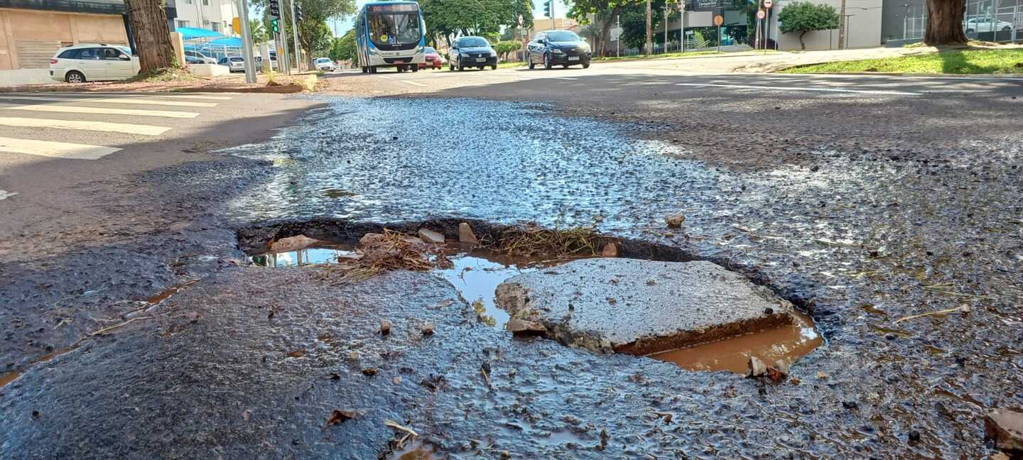 Buraco na Afonso Pena com avenida Bandeirantes é dor de cabeça para motoristas que transitam na via - Foto LSSCom/CBN-CG