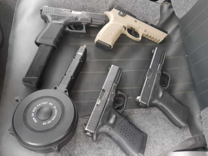 Duas pessoas foram presas e outras duas conseguiram fugir. Polícia conseguiu apreender armas e munições - Foto: Divulgação/PMMS Duas pessoas foram presas e outras duas conseguiram fugir. Polícia conseguiu apreender armas e munições - Foto: Divulgação/PMMS
