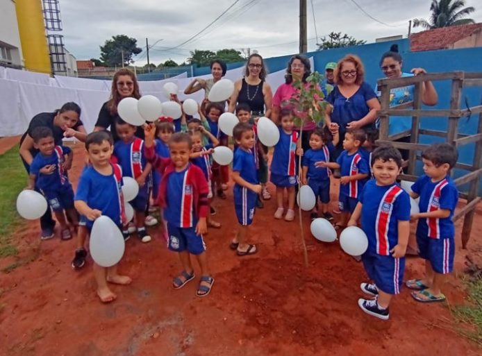 O CEI recebeu 03 mudas de Acácia, 02 ipês branco, 02 ipês rosa, 2 oiti e 04 palmeiras leques anã - Divulgação/Assessoria