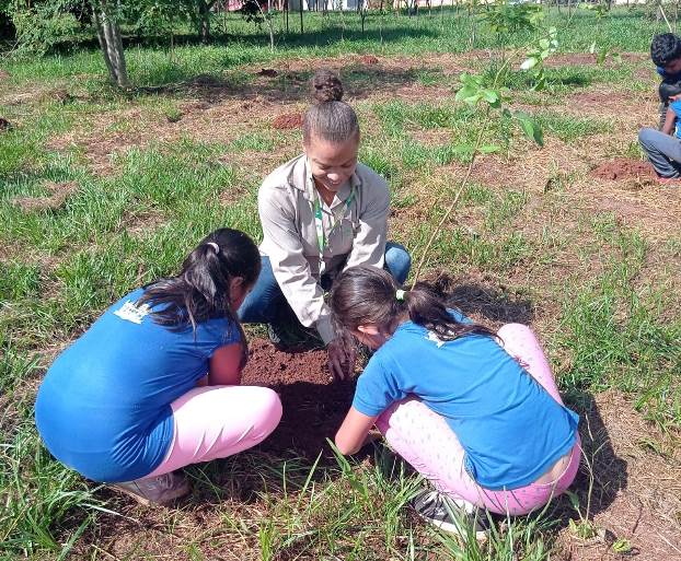 Atividade alusiva ao Dia da Terra promoveu prática de educação ambiental em área no entorno da Lagoa Maior - Divulgação/Assessoria