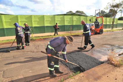 Vias não pavimentadas também recebem reforço com cascalhamento e patrolagem - Foto: Denilson Secreta/ Prefeitura de Campo Grande
