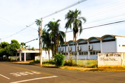Imóvel onde funcionou o Paranaíba Tênis Club está desativada há mais de dez anos - DECOM Imóvel onde funcionou o Paranaíba Tênis Club está desativada há mais de dez anos - DECOM