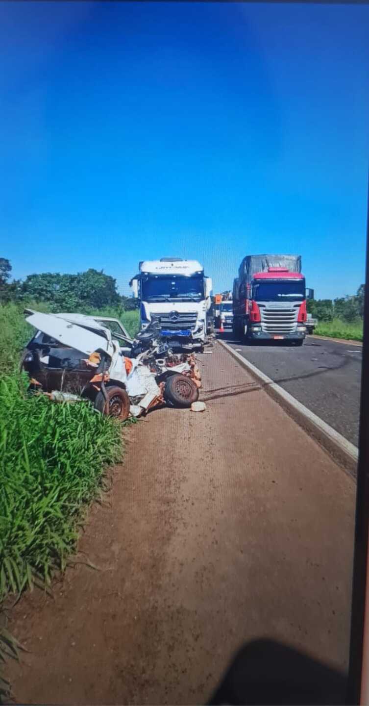 O Corpo de Bombeiros e a Polícia Rodoviária Federal estão no local atendendo a ocorrência - Reprodução