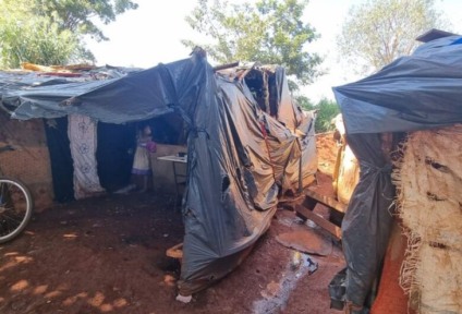 Barraco onde vive a família na comunidade Santa Felicidade - Foto: Ricardo Minella