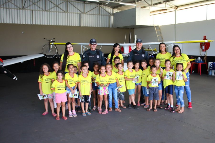 Visita ao Aeroporto Municipal com os alunos - Divulgação