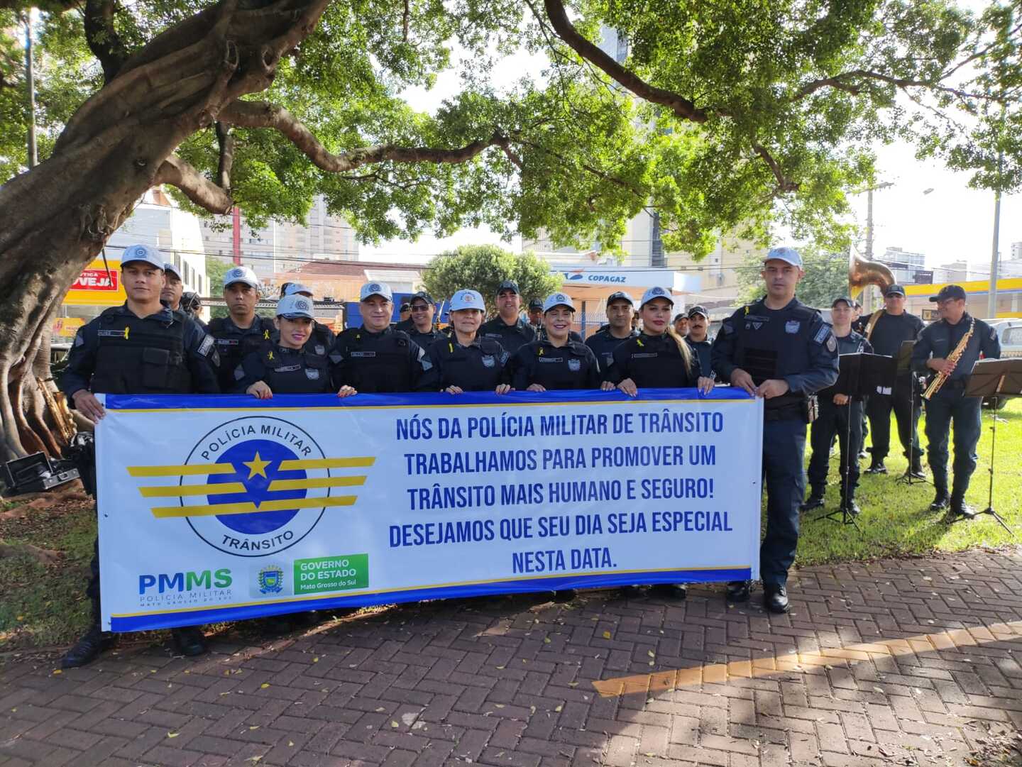 Mães que passaram pela Avenida Afonso Pena nesta manhã foram presenteadas pela PMMS e tiveram seus dias mais doces - Foto: Gerson Wassouf/CBN-CG