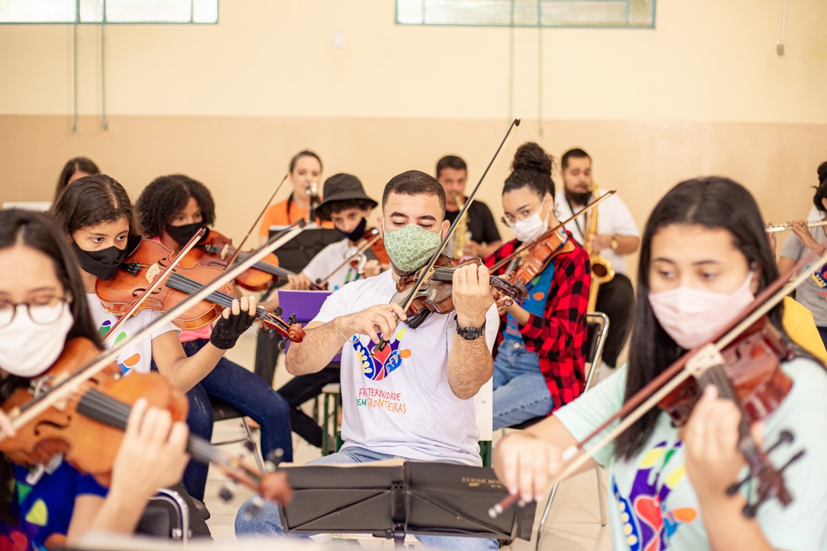 Crianças e jovens em situação de vulnerabilidade podem aprender sobre música clássica na Orquestra Fraternidade sem Fronteiras, no Jardim Inápolis - Foto: Divulgação/FSF