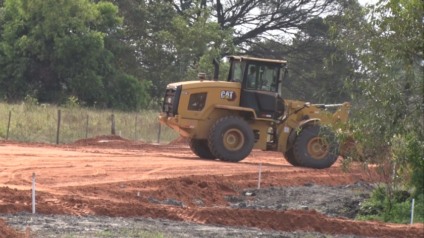 A pavimentação e construção de uma pista de caminhada no entorno da 2ª lagoa faz parte de um projeto para criar um parque urbano - Divulgação/TVC