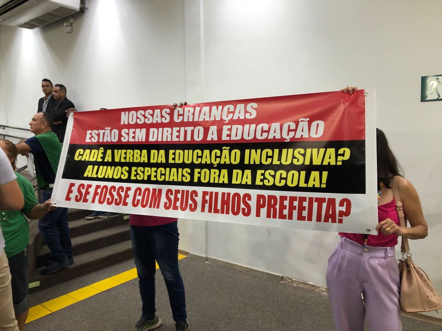 Mães foram à Casa de Leis nesta terça-feira (23) para protestar contra a falta de professores - Foto: Gerson Wassouf/CBN-CG