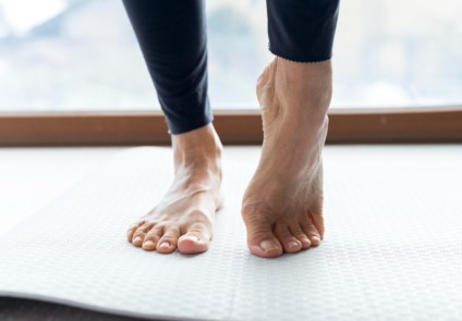 Muitos acreditam que a prática de treinar descalço auxilia a erguer mais peso, além de fortalecer os pés e beneficiar o equilíbrio - Foto: Imagem/Freepik