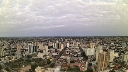 A partir de quarta-feira (12), o tempo começa a mudar com a chegada de uma nova frente fria, aliado ao intenso fluxo de calor e umidade que favorece a formação de nuvens e chuvas - Foto:Reprodução/Clima Ao Vivo