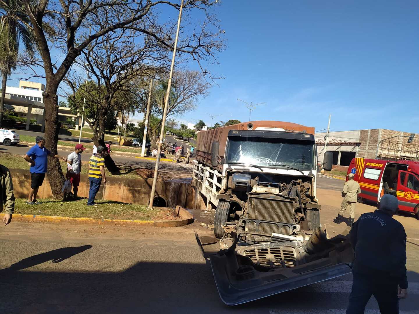 Perdeu o freio estacionário e desceu sem controle até o córrego Fazendinha na Avenida Durval Rodrigues Lopes - Corpo de Bombeiros