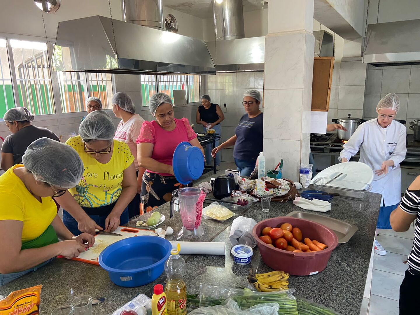 A capacitação foi realizada na Escola Maria Luiza Corrêa Machado com a participação de aproximadamente 20 merendeiras por dia. - Divulgação