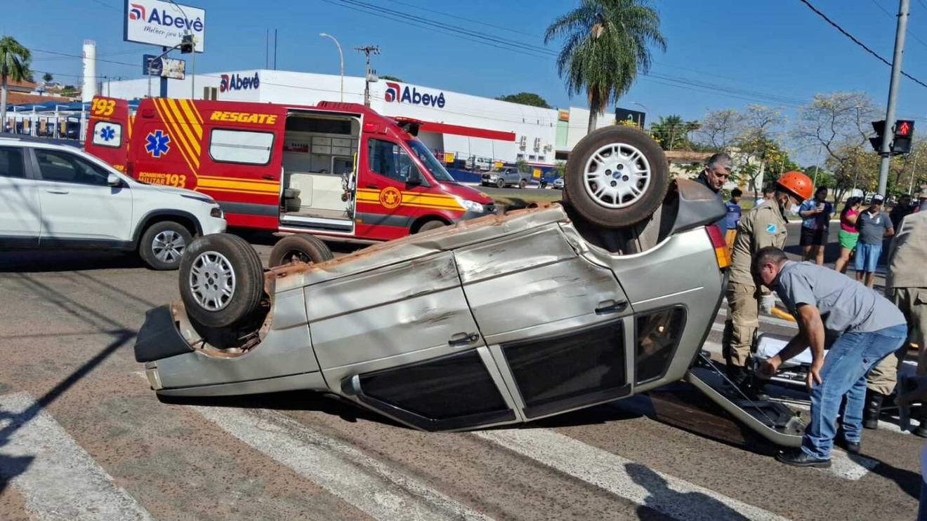 A guarnição do Corpo de Bombeiros foi chamada ao local e retirou o motorista do Fiat Uno - Talita Matsushita/RCN67