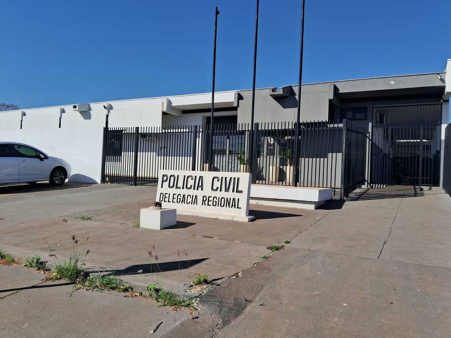 Todos foram conduzidos até a Delegacia de Policia Civil e em viaturas separadas - Talita Matsushita/RCN67