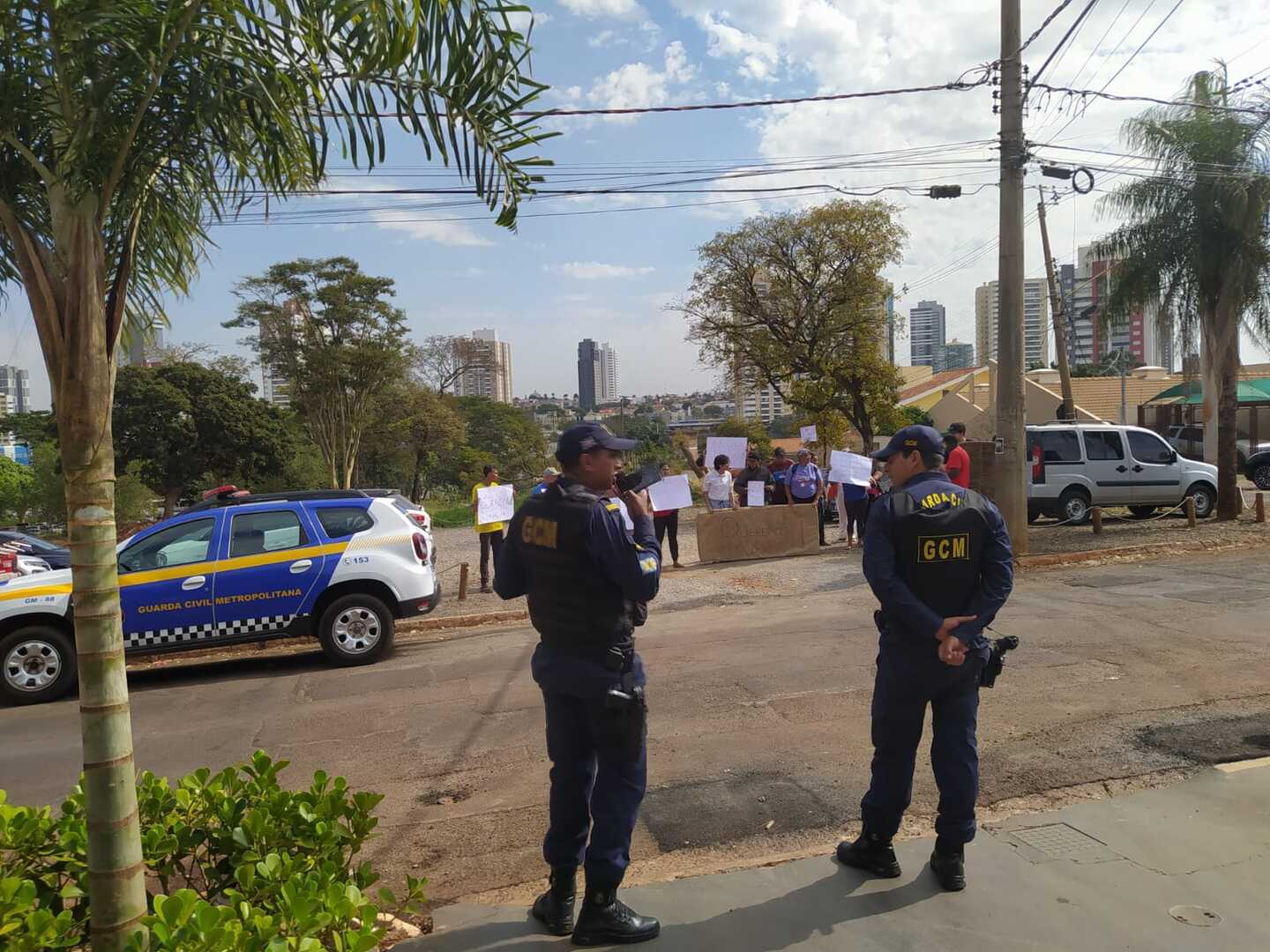 Com cartazes moradores esperam resposta da prefeitura - Foto: Karina Anunciato/CBN-CG