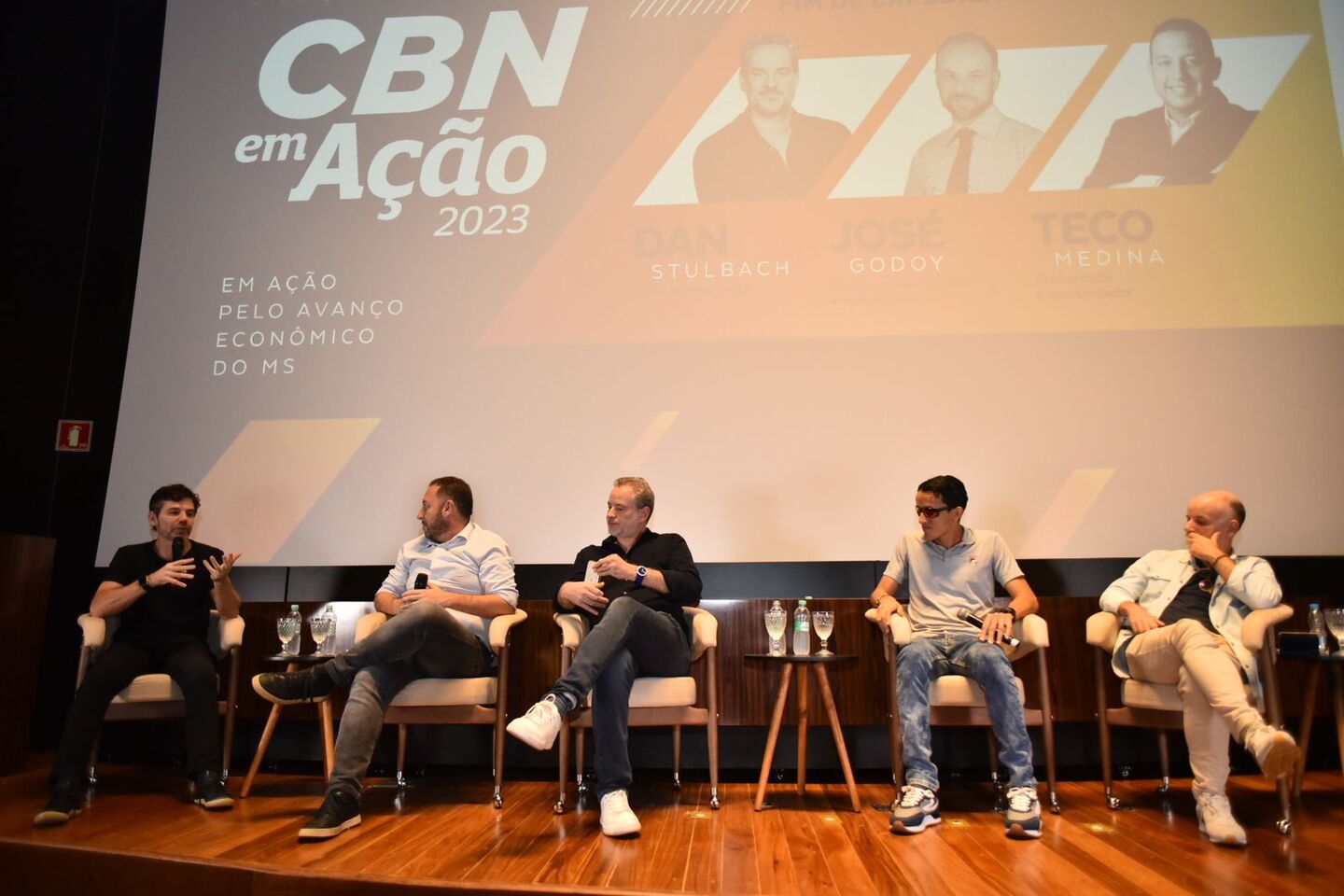 Apresentadores e convidados do programa 'Fim de Expediente' - Foto: Celso Magalhães