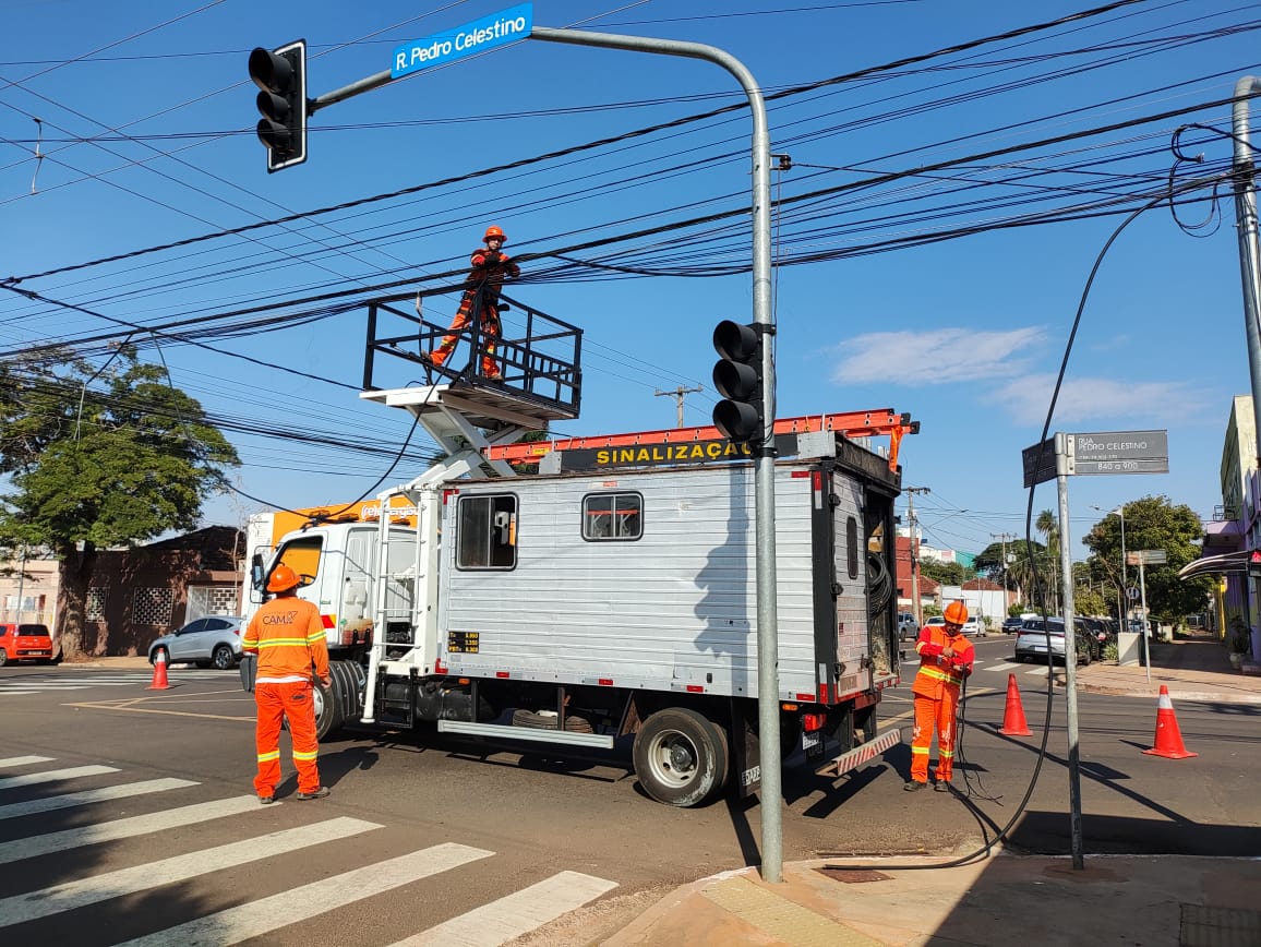 Após motociclista se enroscar e cair na via, a Rua Joaquim Murtinho ficou interditada durante a manhã até o momento do reparo parcial - Foto: Gerson Wassouf