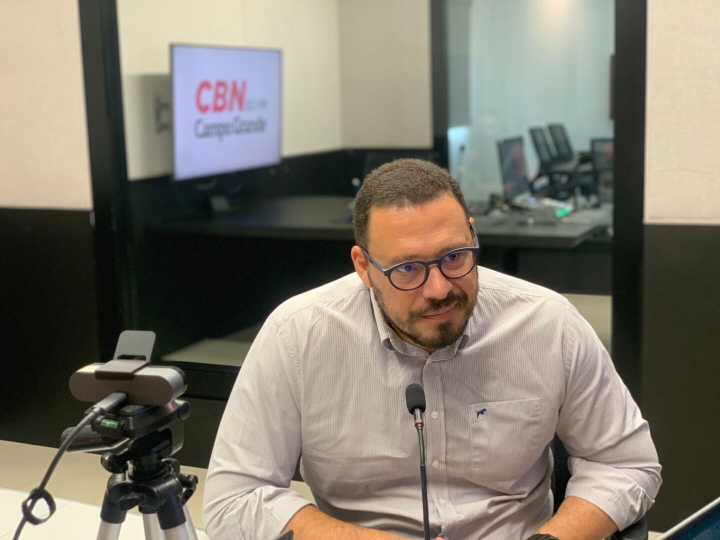 Julio Croda, infectologista e pesquisador no estúdio da Rádio CBN CG - Duda Schindler/CBN-CG